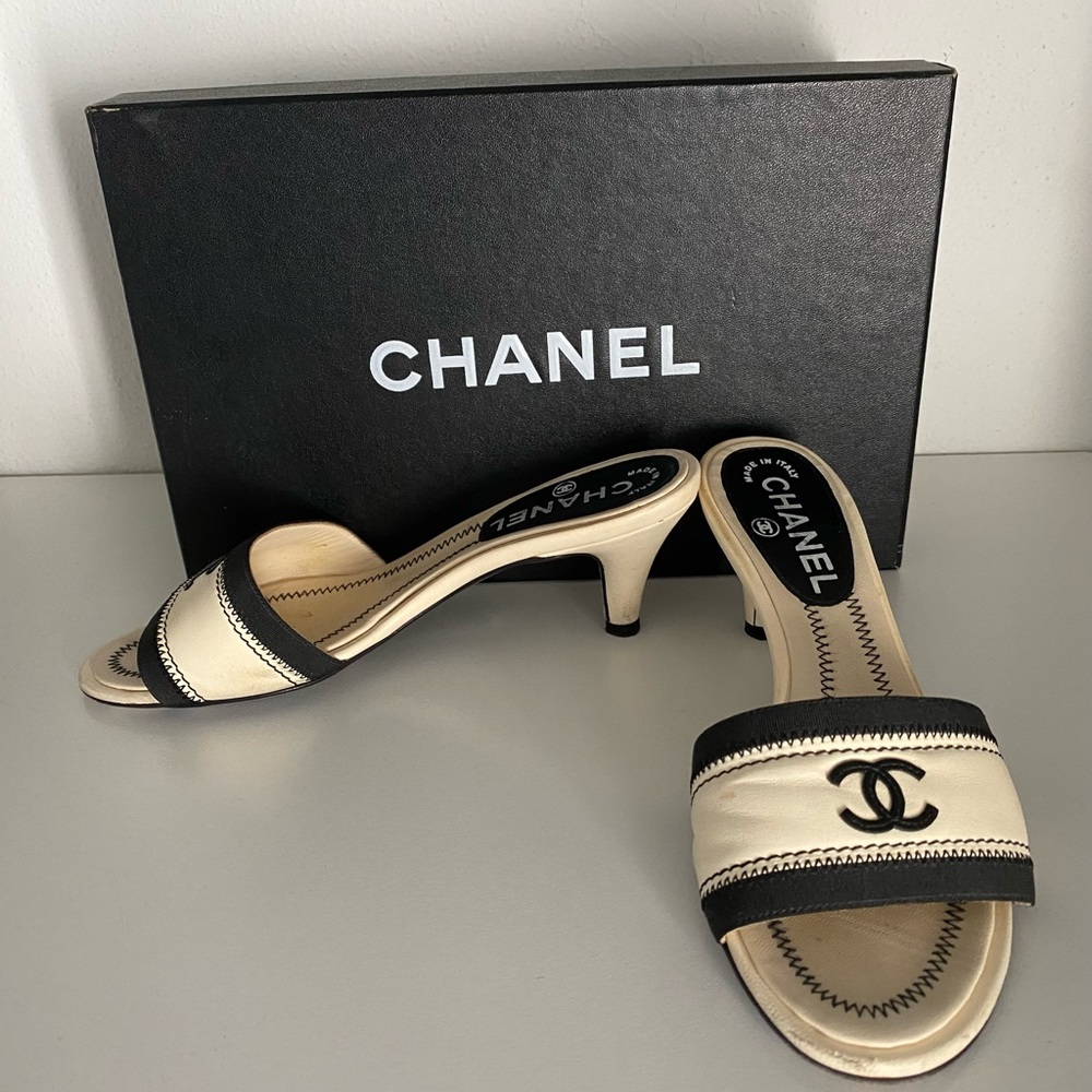 Authentic Chanel Sandals CC logo leather size 6 Vintage